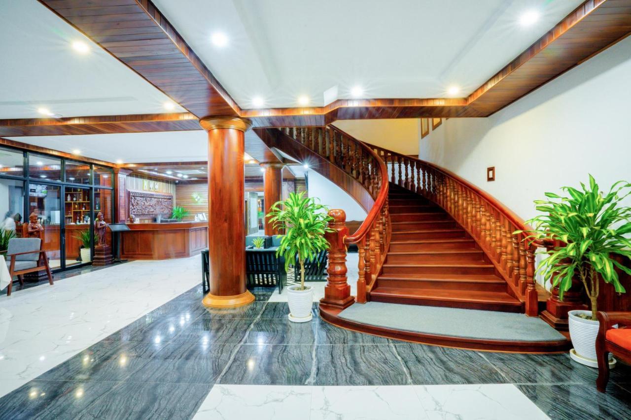 Blanc Smith Hotel เสียมราฐ ภายนอก รูปภาพ